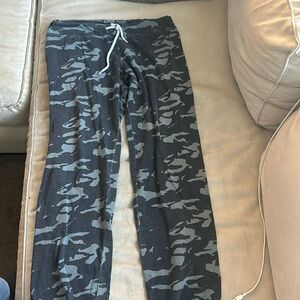 Monrow camo sweatpants